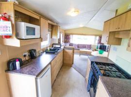 SBL70 - Camber Sands Holiday Park - Sleeps 8 - Close swimming pools and facilities - Private Parking，位于坎伯利的酒店