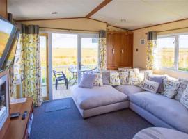 MP503 - Camber Sands Holiday Park - Sleeps 8 - Large Gated Decking - Amazing views，位于坎伯利的酒店
