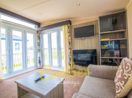 MP502 - Camber Sands Holiday Park - Sleeps 6 - Small Dog - Gated Decking - Amazing Marsh Views，位于坎伯利的酒店