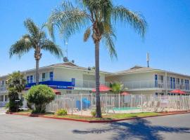 图莱里6号汽车旅馆，位于图莱里Visalia Municipal Airport - VIS附近的酒店