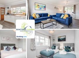 Ascot, Pet Friendly, Detached 4 Bedroom House By Sentinel Living Short Lets & Serviced Accommodation Windsor Ascot Maidenhead With Free Parking，位于阿斯科特的酒店