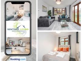 4 Bedroom House By Sentinel Living Short Lets & Serviced Accommodation Windsor Ascot Maidenhead With Free Parking & Pet Friendly，位于梅登黑德的酒店