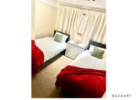 Spacious 3-Bed House with free parking，位于Hornchurch的带停车场的酒店
