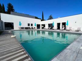 Villa de 6 chambres avec piscine privee terrasse et wifi a Saint Pons de Mauchiens，位于Saint-Pons-de-Mauchiens的酒店