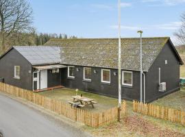 Amazing Home In Vandel With Wi-Fi，位于旺代尔的酒店