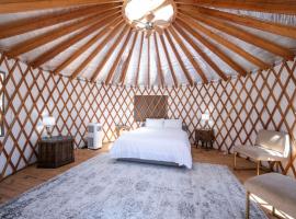 EagleWatch Mountaintop Yurt，位于布赖森城的酒店