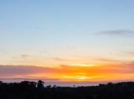 'Sunsets Over Catalina' - An Insider's Secret Hideaway with an Ocean View!，位于丹纳岬的高尔夫酒店