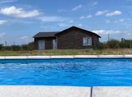 Cabaña con piscina，位于Peralillo的酒店