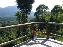 Casa no morro do Itamambuca com vista incrível，位于乌巴图巴的酒店