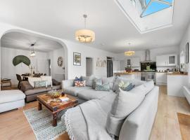 5 Bed Stunning Design House Near South Downs Park, Spacious - Sleeps 11 with Private Parking! Sociable Areas -Victorious Festival Special Offer - By Blue Puffin Stays，位于滑铁卢维尔的酒店