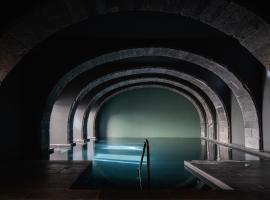 NINE DOTS Azorean Art Boutique Hotel，位于蓬塔德尔加达的酒店