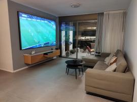 חדר מקסים בדירה בה אנו גרים בחולון קרוב לתל אביב וחוף הים כולל מקלט，位于霍隆的酒店