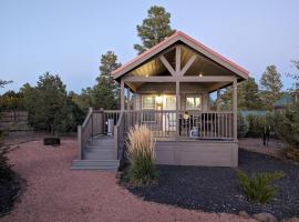 Cozy Cabin in a fun mini cabin resort!，位于Overgaard的酒店