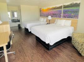 Days Inn & Suites by Wyndham - Canton First Monday Trade Days，位于坎顿的酒店