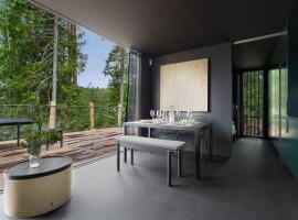 Unique Modern Cabin with Views，位于Folkestad的度假屋