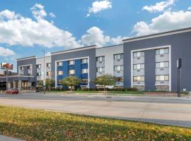 Best Western Plus Milwaukee West，位于密尔沃基米勒公园附近的酒店