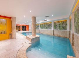 Urban Hotel & Spa Aix-les-Bains - BW Signature Collection，位于艾克斯莱班的带泳池的酒店