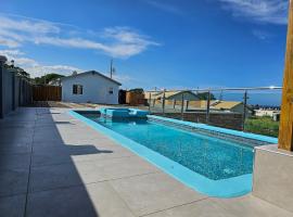 Luxury Ocean View Villa with Backyard Pool，位于迪斯卡弗里贝的度假短租房