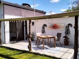 Peaceful Pet Friendly 1 bedroom cottage on 1 acre，位于Sandford的酒店