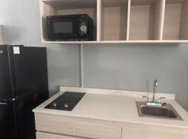 Suburban Studios by Choice Hotels- All American Staff - Ultra Sparkling - In-Room Kitchens - Sparkling Rooms - I-95 - Exit 36 - Special Rates - Smoking and Non Smoking Rooms - Stay & Save Today，位于布伦瑞克不伦瑞克金群岛机场 - BQK附近的酒店