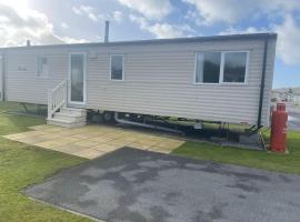 Delightful two bedroom caravan on Par Beach.，位于帕的酒店