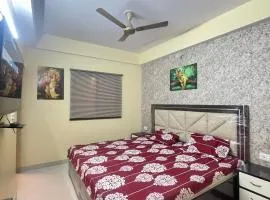 Family Luxurious Stay near Prem Mandir & Iskcon Temple