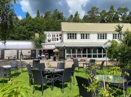 Modern vindsvåning ovanpå café ute på landet.，位于Hökerum的酒店