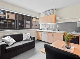 Modern 1-Bed City Abode in Prime Location