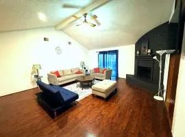 Super Cozy 4 Bedroom - Sleeps 10 Great for families and professionals