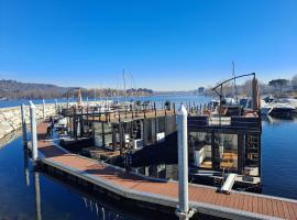 Floating Experience Black Pearl, Lago Maggiore，位于多尔梅莱托的船屋