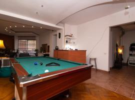 sharing retro vintage luxury apartment，位于布加勒斯特的豪华酒店