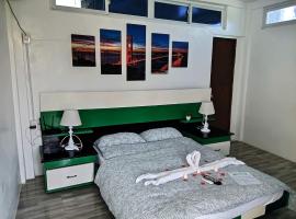 Couple room in Holidays Beach Resort，位于Bolinao的海滩短租房