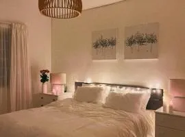 Couples Cove: Luxe Getaway w/ jetted bath & views