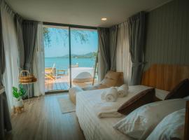 Sea Sand See Sky Beach Front Resort，位于普吉镇的度假屋
