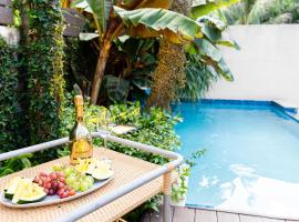 Garden Oasis 1 Villa With Private Pool，位于Four Roads的酒店