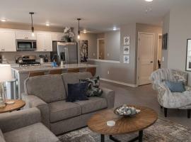 Newly Built 3 Bedroom Home in Loves Park，位于Loves Park的酒店