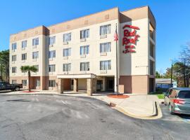 Red Roof Inn & Suites Fayetteville-Fort Bragg，位于费耶特维尔的汽车旅馆
