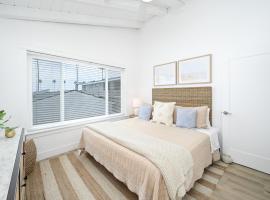 6 Bedroom Duplex near the Balboa Pier and Fun Zone with AC，位于纽波特海滩的酒店