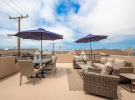 1 House from the Sand with Rooftop Deck on 28th Street，位于纽波特海滩的酒店