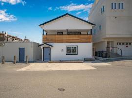 Sunset Beach Retreat next to Water Tower and Ocean，位于日落海滩的酒店