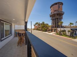 Brand New Home by the Beach & Historic Sunset Water Tower，位于日落海滩的酒店