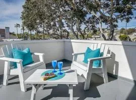 2 Bedroom Upstairs Apt 1 block from the beach!
