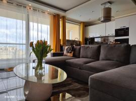 Luxury Sanap Heights apartment with communal pool，位于萨奈特的公寓