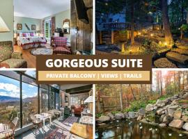 King Bed ~ Private Balcony ~ Trails!，位于汤森德的酒店
