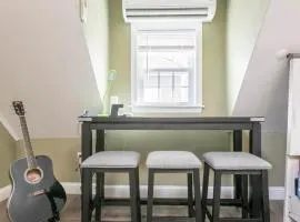 LARGE STUDIO open concept in Boston Zoo Franklin Park near
