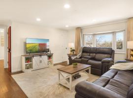 The Mod Pad! 15 min from Airport, Free Parking!，位于谷溪的酒店
