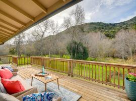 Scenic Carmel Valley Home with Deck Steps to River!，位于卡梅尔瓦利的乡村别墅