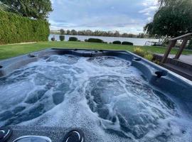 Edgewater Paradise HotTub Private Dock & Game Room，位于摩西莱克的乡村别墅