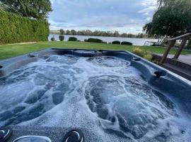 Edgewater Paradise HotTub Private Dock & Game Room，位于摩西莱克的酒店