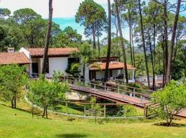 Espectacular casa con alberca y un hermoso jardin, con vista al bosque